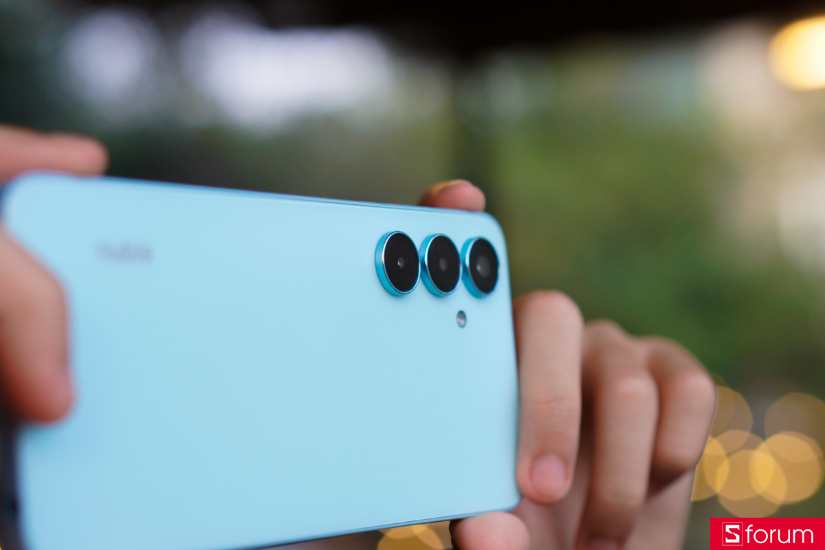 Cụm 3 camera thiết kế riêng lẻ cùng với logo nubia được đặt ngang ở mặt lưng tạo điểm nhấn cực kì sang trọng cho nubia V80 Max