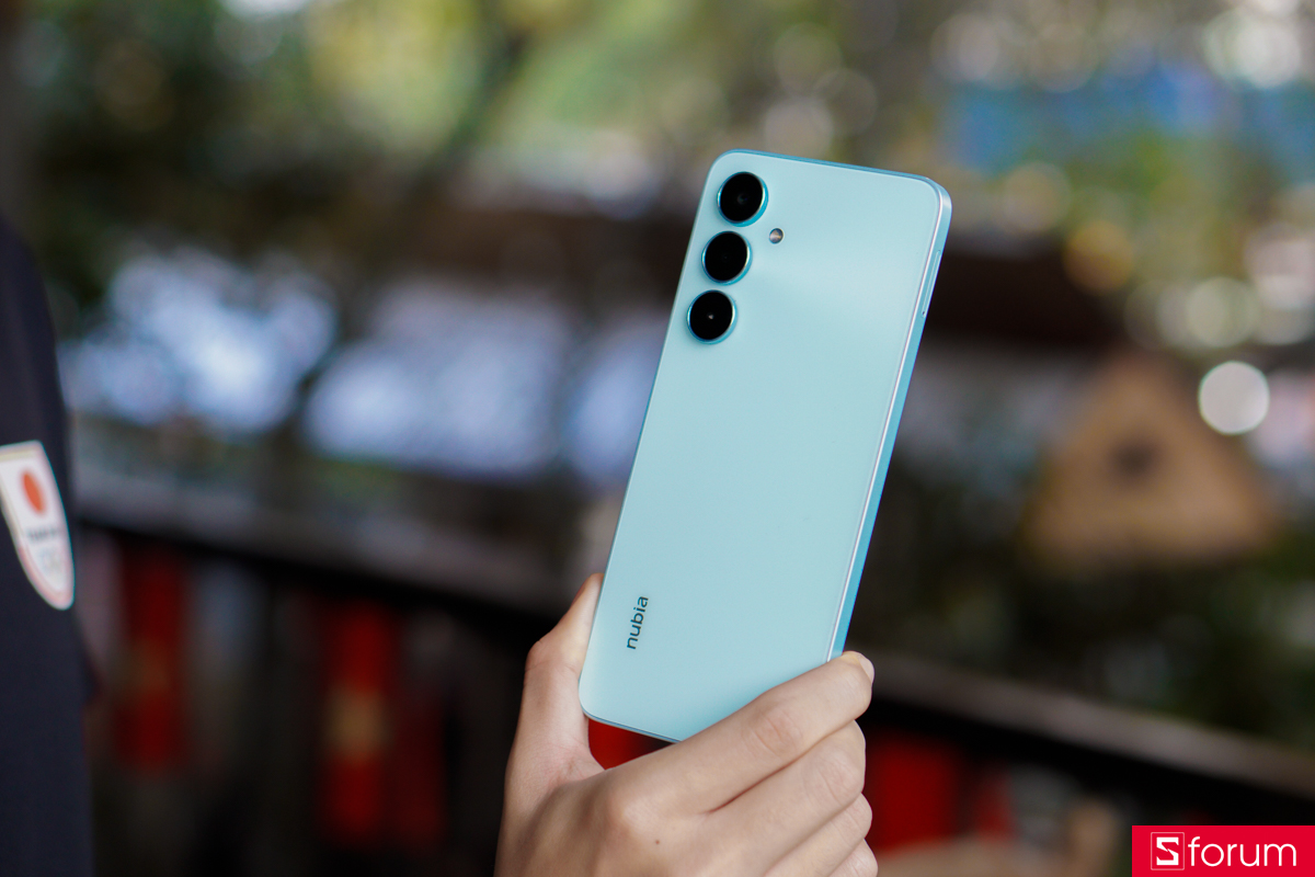 Cụm 3 camera thiết kế riêng lẻ cùng với logo nubia được đặt ngang ở mặt lưng tạo điểm nhấn cực kì sang trọng cho nubia V80 Max