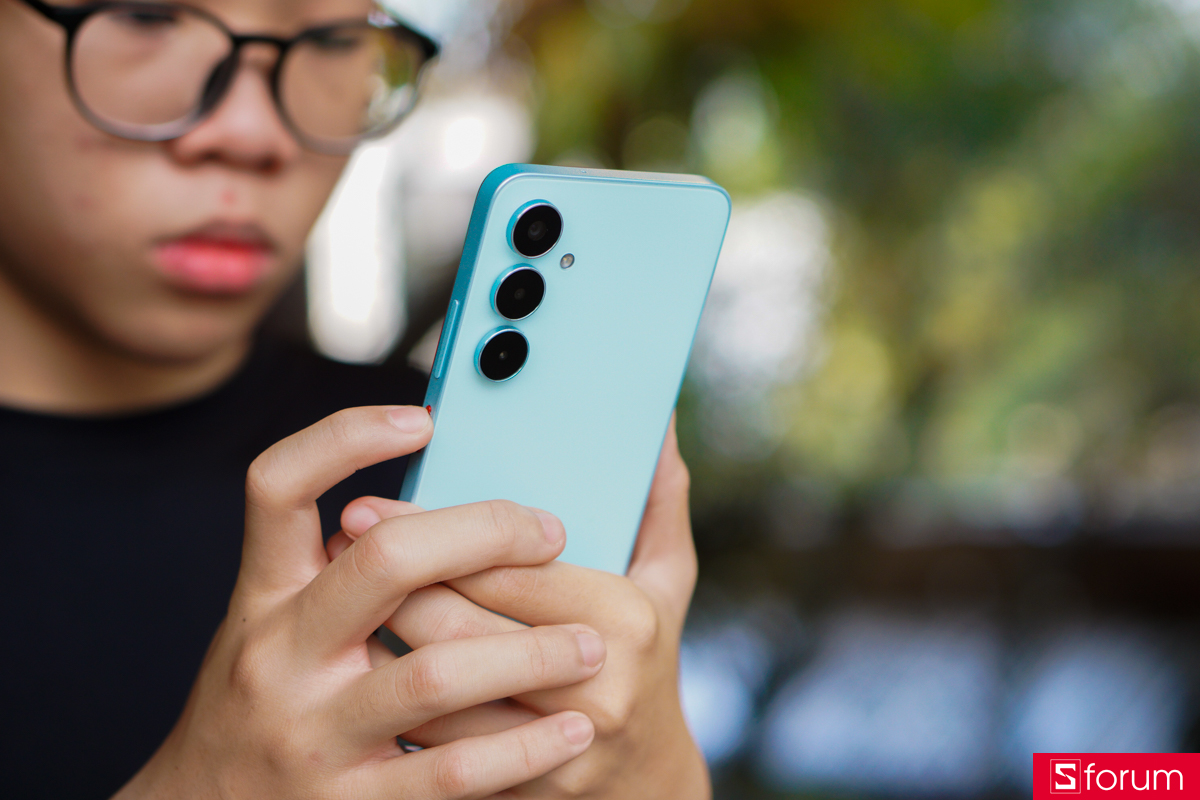 Với kích thước lớn, nubia V80 Max sẽ phù hợp trải nghiệm giải trí, xem phim, chơi game và tiêu thụ nội dung đã mắt hơn