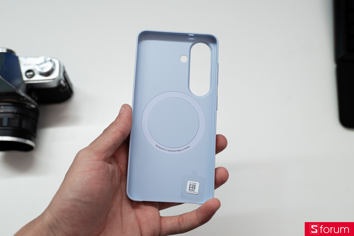 Slim Magnet Case với độ mỏng ấn tượng, gần như ôm sát vào khung máy