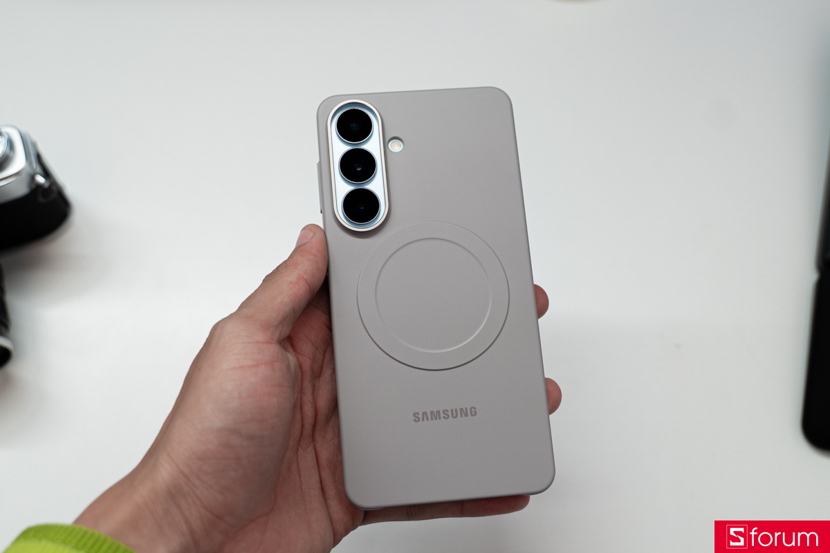 Slim Magnet Case cho mình cảm giác cầm nằm thoải mái, máy không quá dày bản, thao tác cực kì tiện lợi kể cả khi sử dụng những máy kích thước lớn