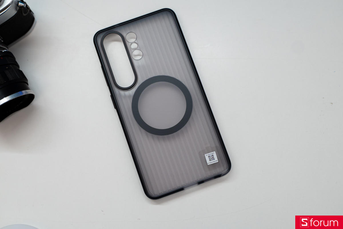 Mặt lưng được làm thiết kế kẻ sọc dọc tăng ma sát khi cầm nắm, cùng các khung viền được gia cố chắc chắn