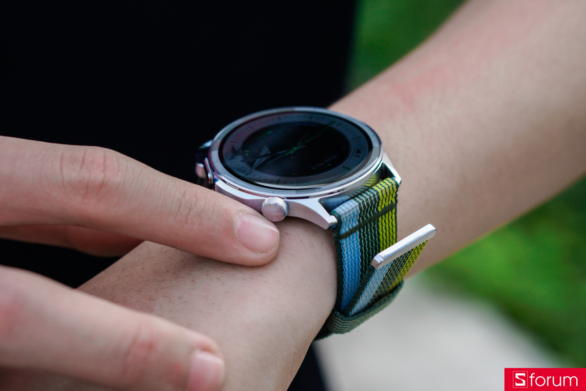 Núm xoay vật lý trên OPPO Watch S cho phản hồi tốt, thao tác mượt mà và chính xác