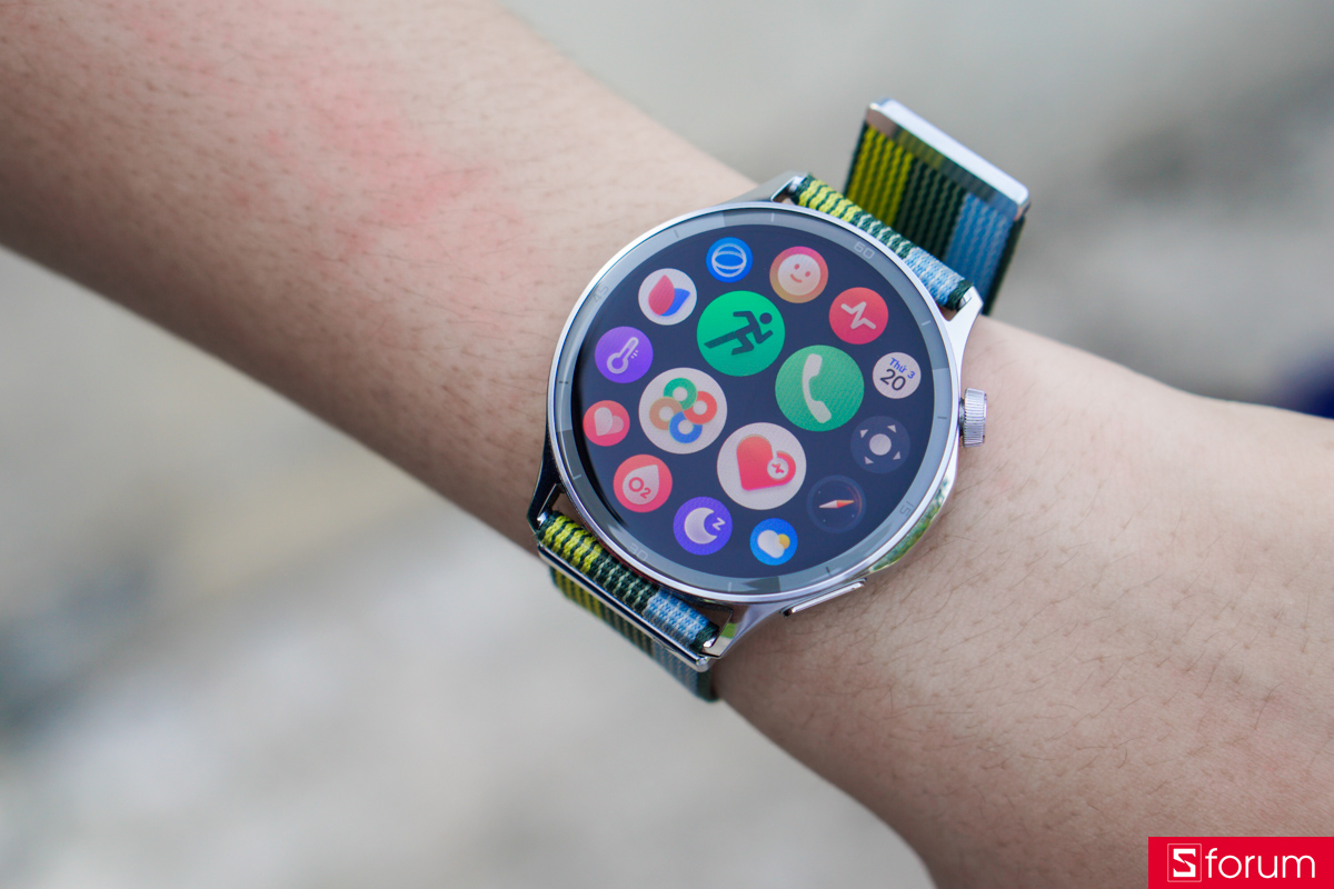 OPPO Watch S được trang bị màn hình AMOLED kích thước 1,46 inch với độ phân giải 464 x 464 pixel, mật độ điểm ảnh đạt 317 PPI