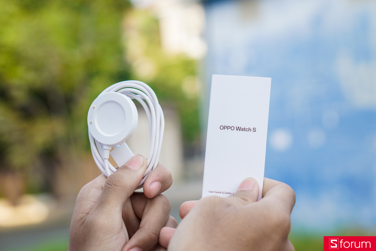 Phụ kiện của OPPO Watch S cũng cực kì đơn giản với giấy HDSD và dây sạc nam châm thiết kế riêng cho sản phẩm