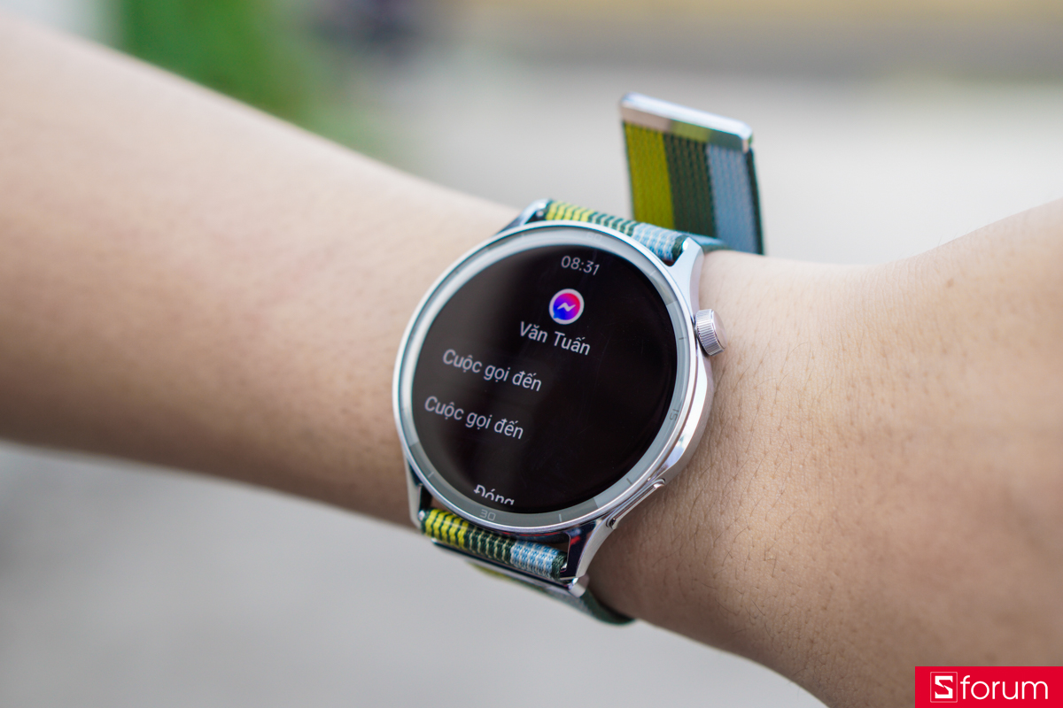 OPPO Watch S cũng hỗ trợ nghe gọi trực tiếp ngay trên cổ tay, với tên người gọi và thông báo hiển thị rõ ràng