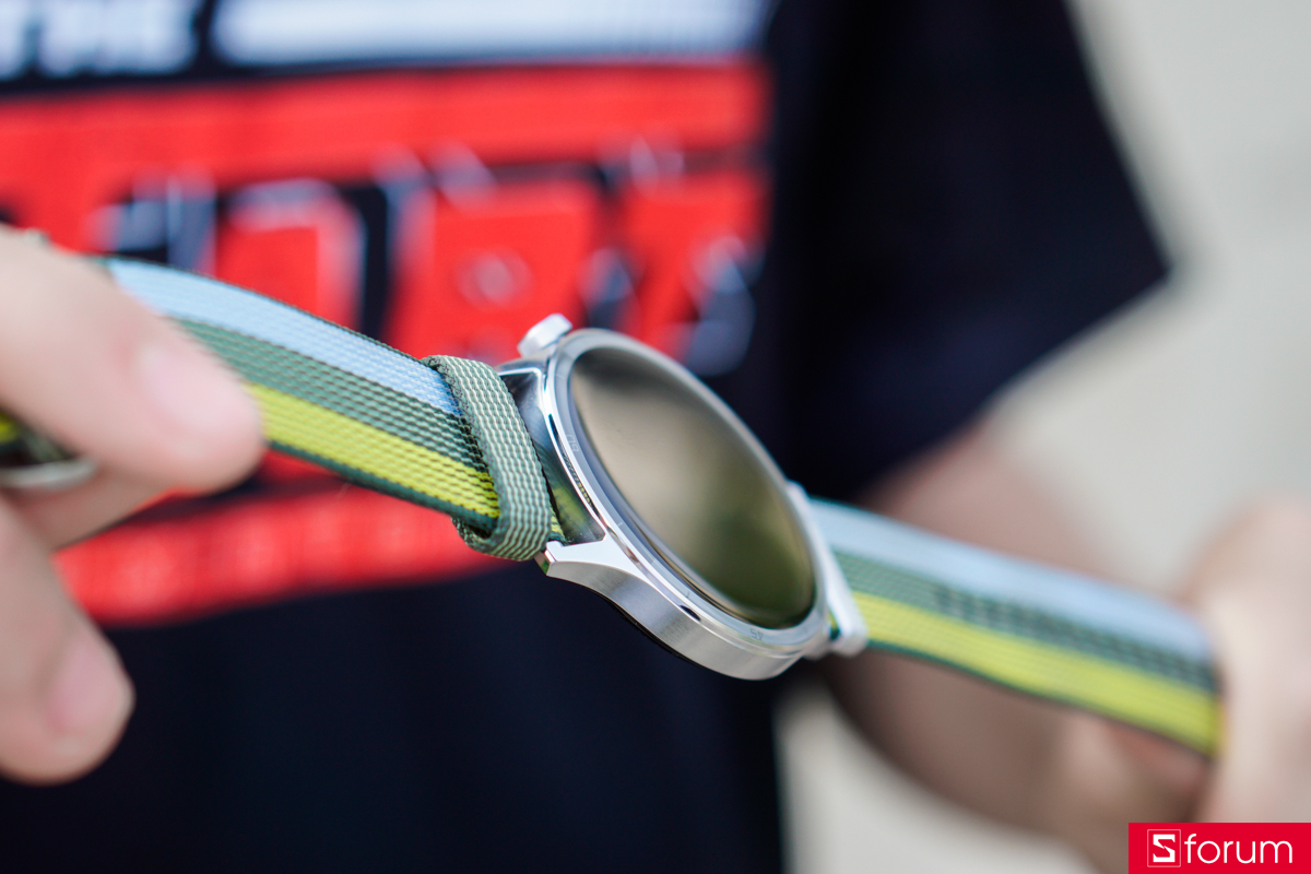 Khung viền của OPPO Watch S được làm từ thép không gỉ với bề mặt hoàn thiện bóng, vừa đảm bảo độ bền, vừa giữ được trọng lượng nhẹ tổng thể