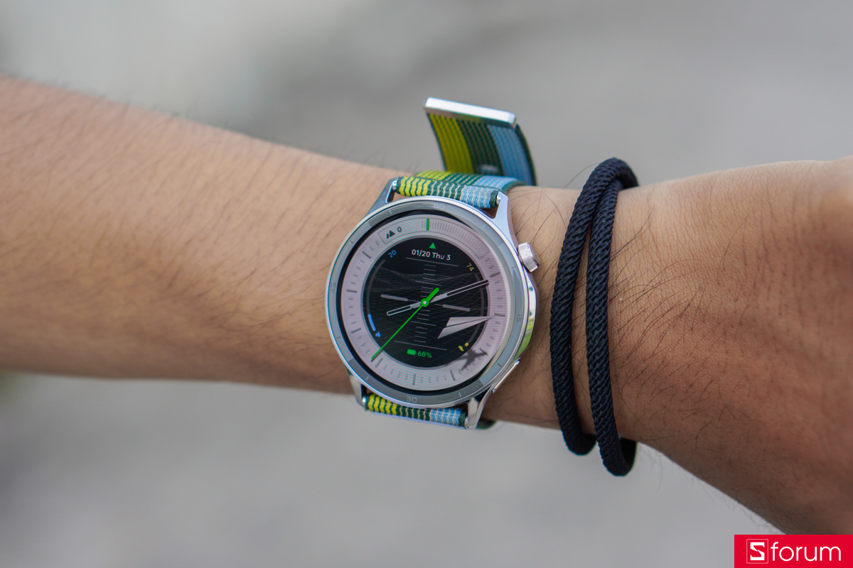 OPPO Watch S được trang bị mặt kính cường lực cong 2.5D