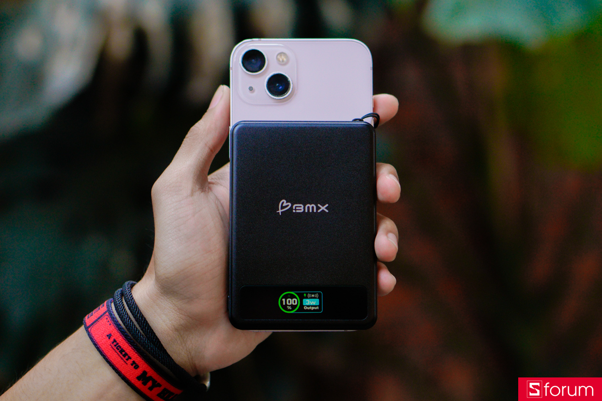 Mặt trước của pin dự phòng BMX Solid-State MagSafe 5000mAh Qi2 có một hình logo ngay giữa, cùng với màn hình LCD ở cạnh dưới