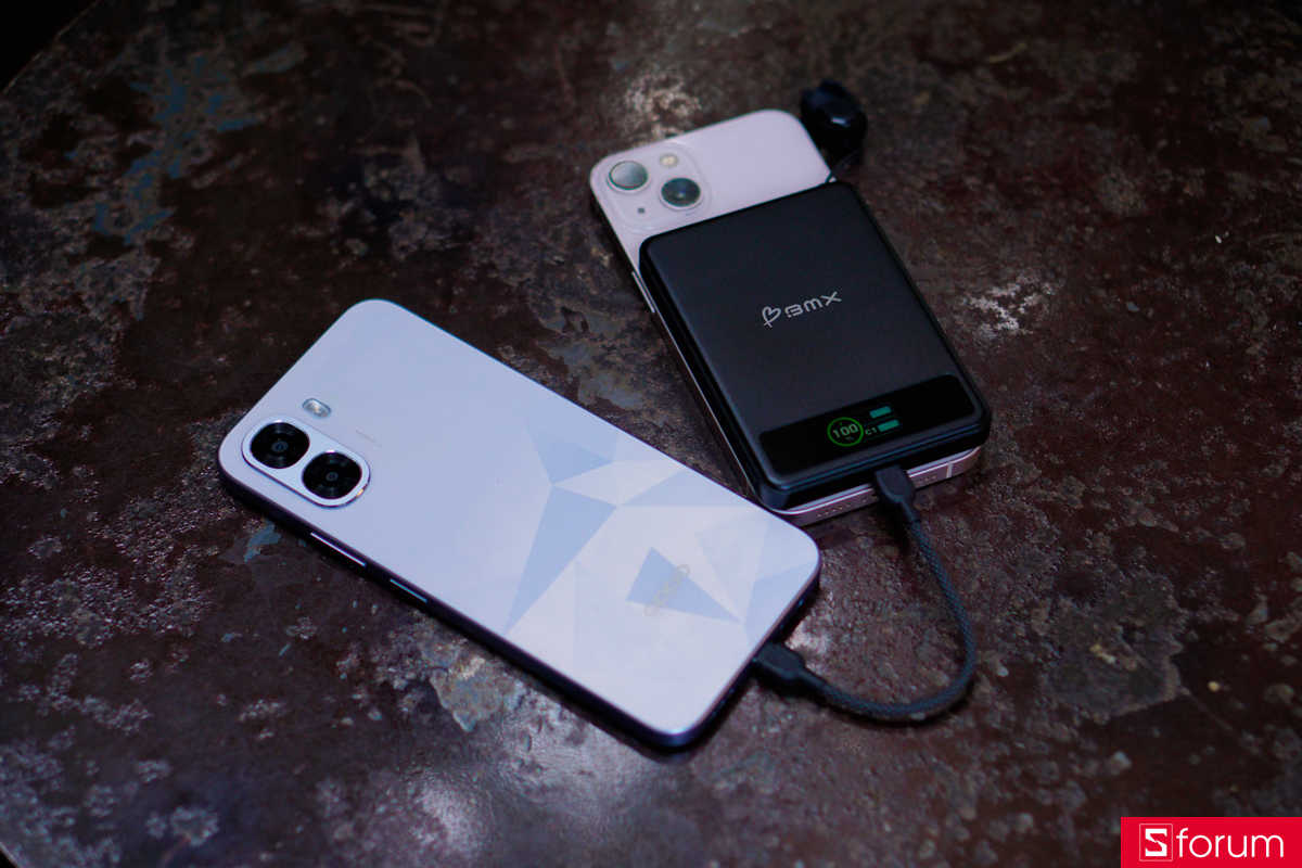 Pin dự phòng BMX Solid-State MagSafe 5000mAh Qi2 còn hỗ trợ sạc đồng thời hai thiết bị thông qua sạc không dây và cổng USB-C