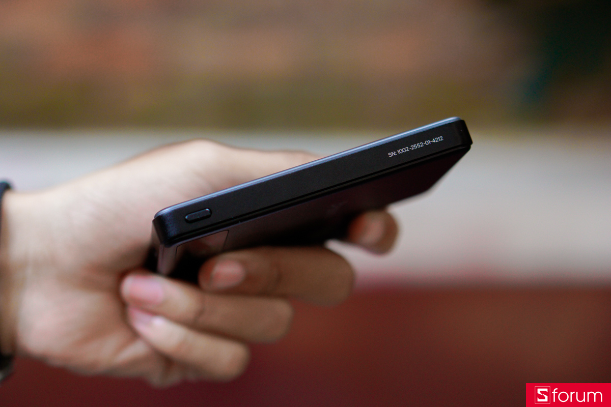 Cạnh trái của pin dự phòng BMX Solid-State MagSafe 5000mAh Qi2