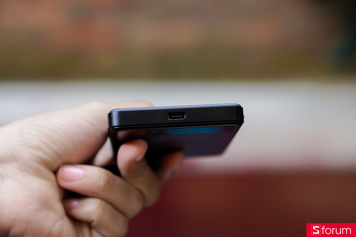 Cạnh dưới của pin dự phòng BMX Solid-State MagSafe 5000mAh Qi2