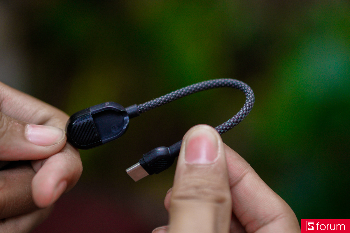 Pin dự phòng BMX Solid-State MagSafe 5000mAh Qi2 sở hữu dây USB C to C được thiết kế như dây đeo