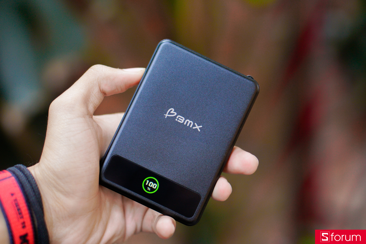 Trên tay pin dự phòng BMX Solid-State MagSafe 5000mAh Qi2, sản phẩm cho kích thước khá gọn, với độ dày 11,7 mm và trọng lượng chỉ 137g, cho trải nghiệm vẫn tương đối thoải mái