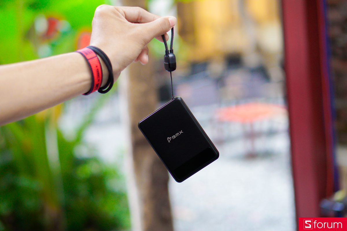 Phần vỏ ngoài của pin dự phòng BMX Solid-State MagSafe 5000mAh Qi2được hoàn thiện với chất liệu nhựa, đơn giản, sạch sẽ, không quá nhiều chi tiết thừa, chất lượng hoàn thiệt cực kì tốt và chắc chắn