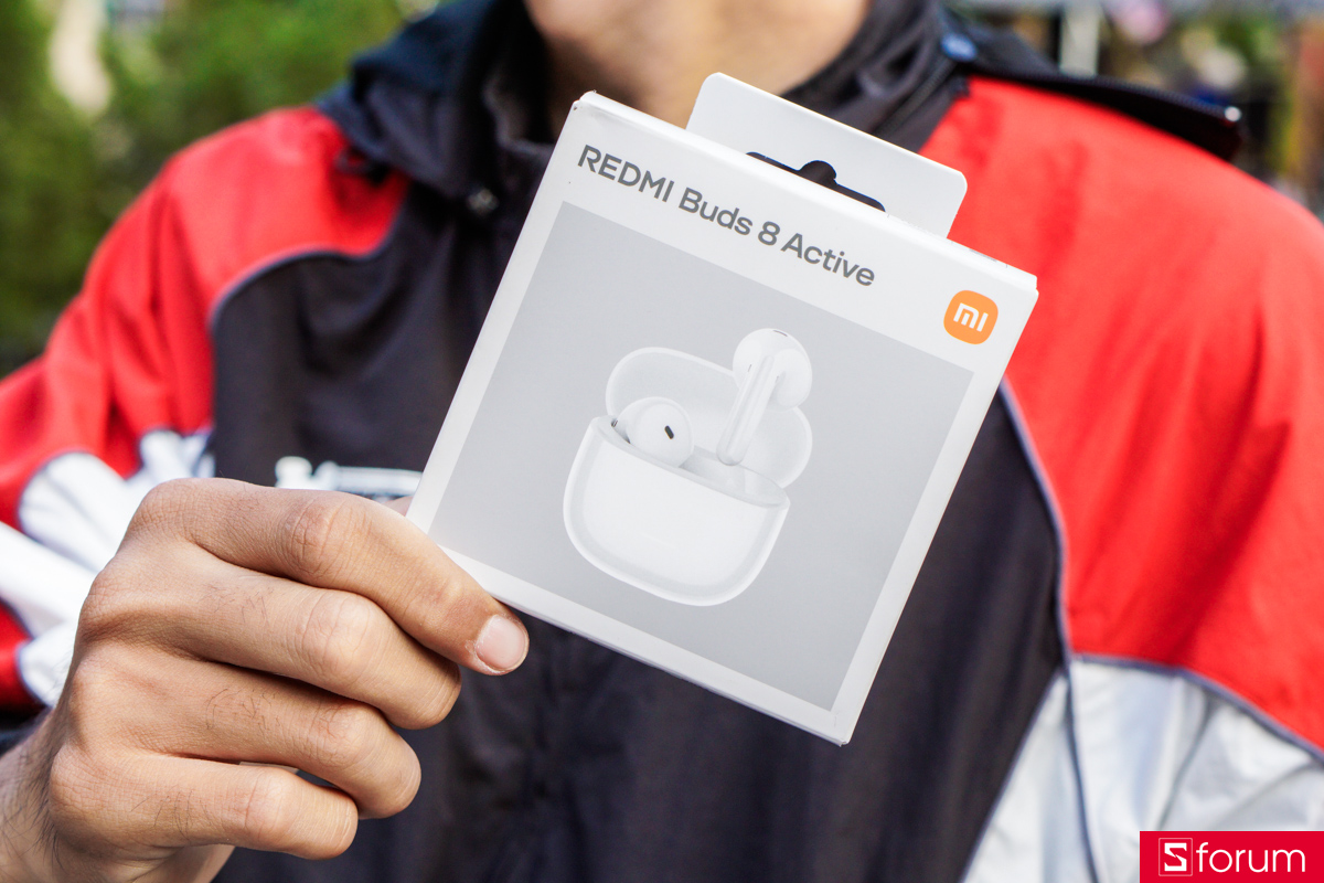 Redmi Buds 8 Active được đóng hộp nhỏ gọn với tông màu trắng chủ đạo phối với xám xi măng