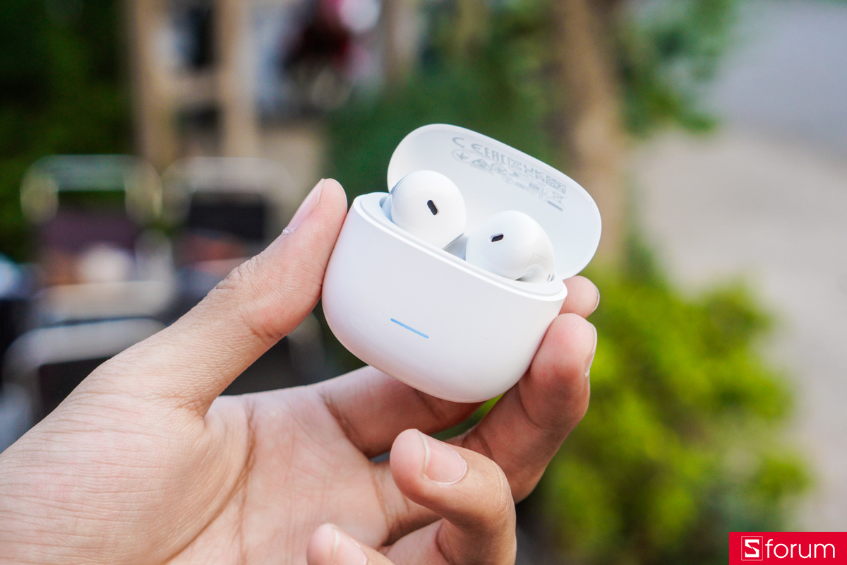 Các chi tiết khớp nối giữa các phần linh kiện trên Redmi Buds 8 Active không quá khít, nhựa bóng dễ bám mồ hôi, dấu vân tay