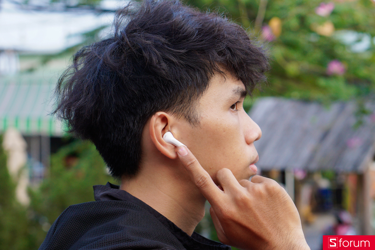 Khả năng đàm thoại trên Redmi Buds 8 Active cũng được cải thiện nhờ trang bị khử ồn AI hai micro