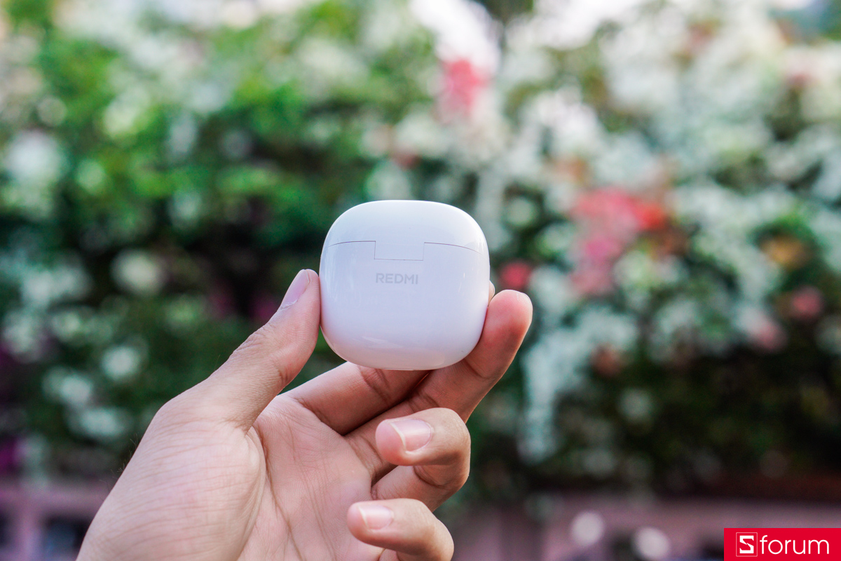 Hộp sạc của Redmi Buds 8 Active mang kiểu dáng bo tròn mềm mại, được hoàn thiện từ chất liệu nhựa bóng