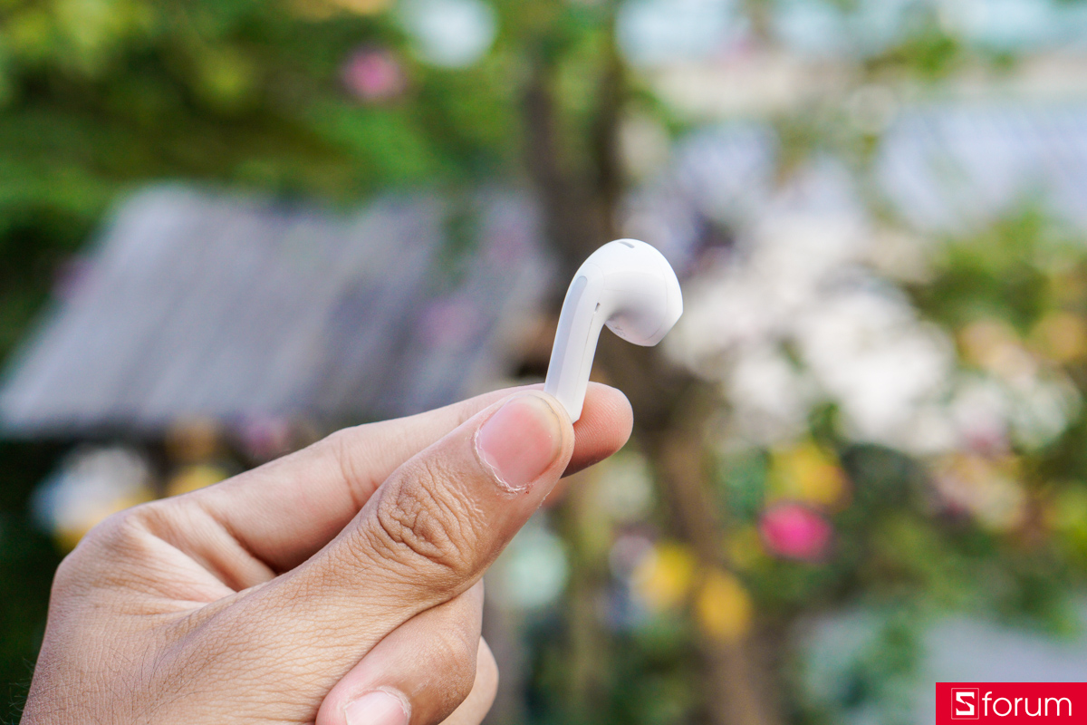 Ngay trên thân của Redmi Buds 8 Active có họa tiết kẻ dọc theo phần housing