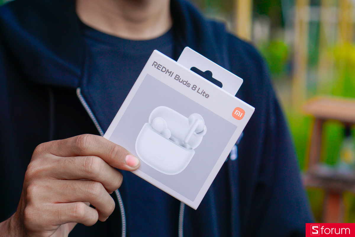 Redmi Buds 8 Lite vẫn giữ phong cách đóng gói quen thuộc của Xiaomi với thiết kế hộp nhỏ gọn, tối giản và dễ tiếp cận