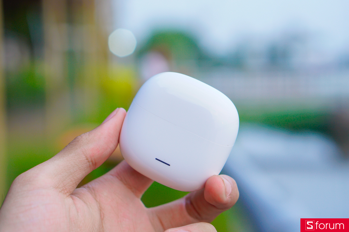 Trên tay Redmi Buds 8 Lite, cảm giác đầu tiên là thiết kế khá gọn nhẹ và thân thiện với người dùng phổ thông