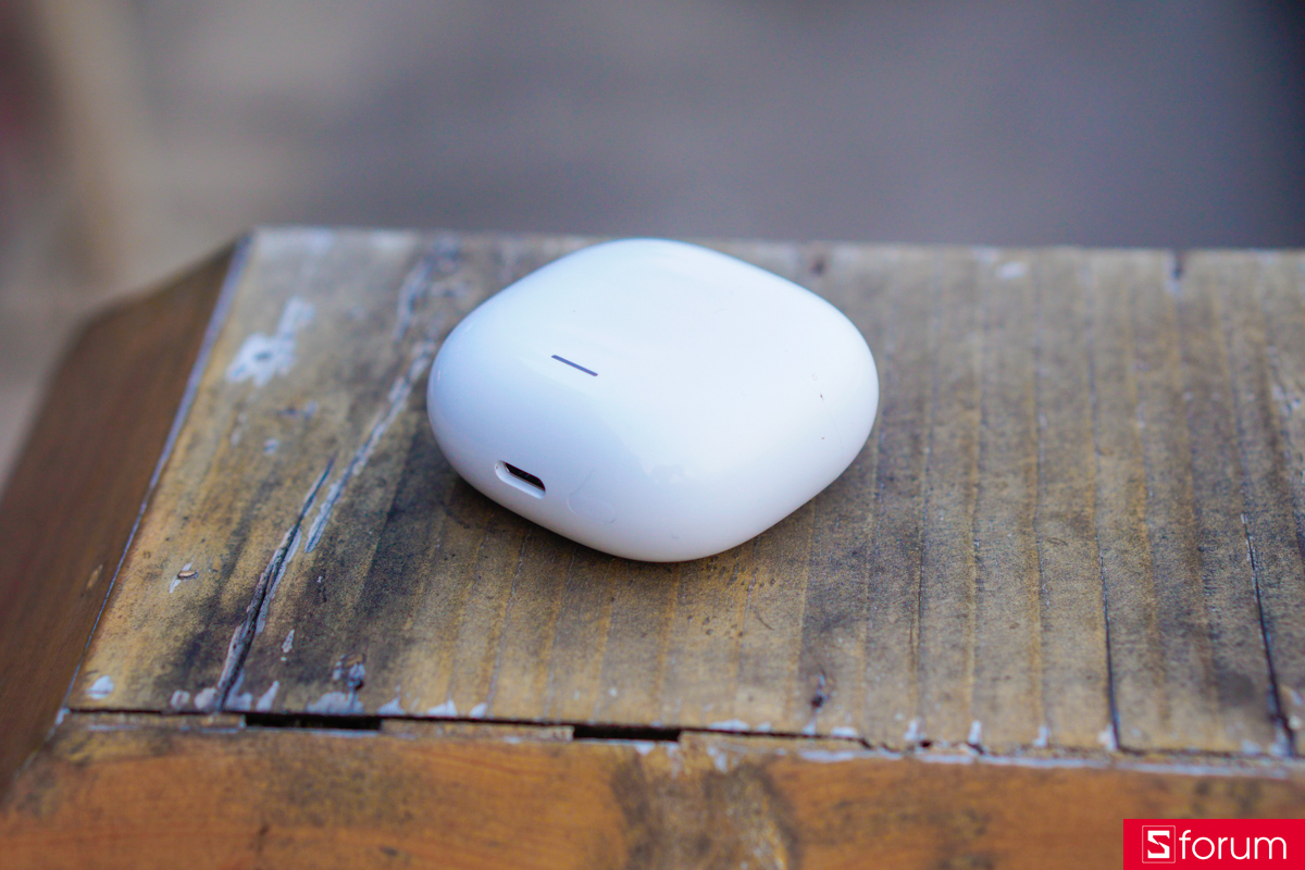 Hộp sạc của Redmi Buds 8 Lite được gia công tương đối tốt, các chi tiết khá liền mạch, cảm giác đóng mở nắp cực kì chắc chắn