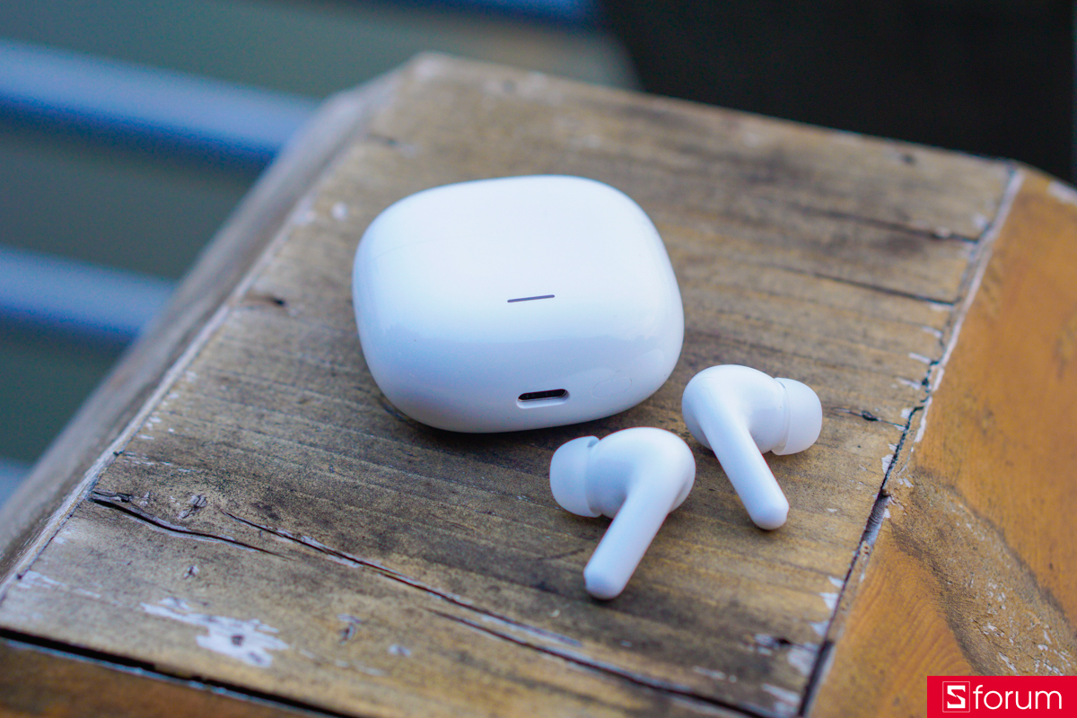 Redmi Buds 8 Lite có vật liệu hoàn thiện bằng nhựa bóng nên sẽ bám khá nhiều mồ hôi, dấu vân tay qua quá trình sử dụng, ngoài ra còn dễ có hiện tượng xước dăm