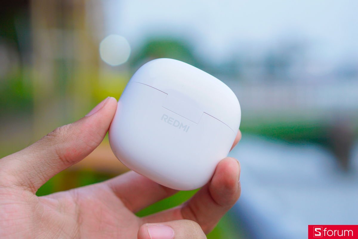 Phần hộp sạc của Redmi Buds 8 Lite được hoàn thiện bằng nhựa bóng, nhỏ gọn, dễ dàng bỏ túi hoặc balo khi di chuyển