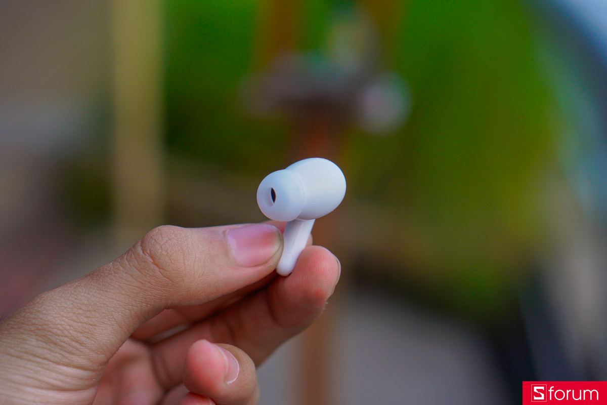 Phần housng của Redmi Buds 8 Lite bo tròn cho cảm giác ôm tai