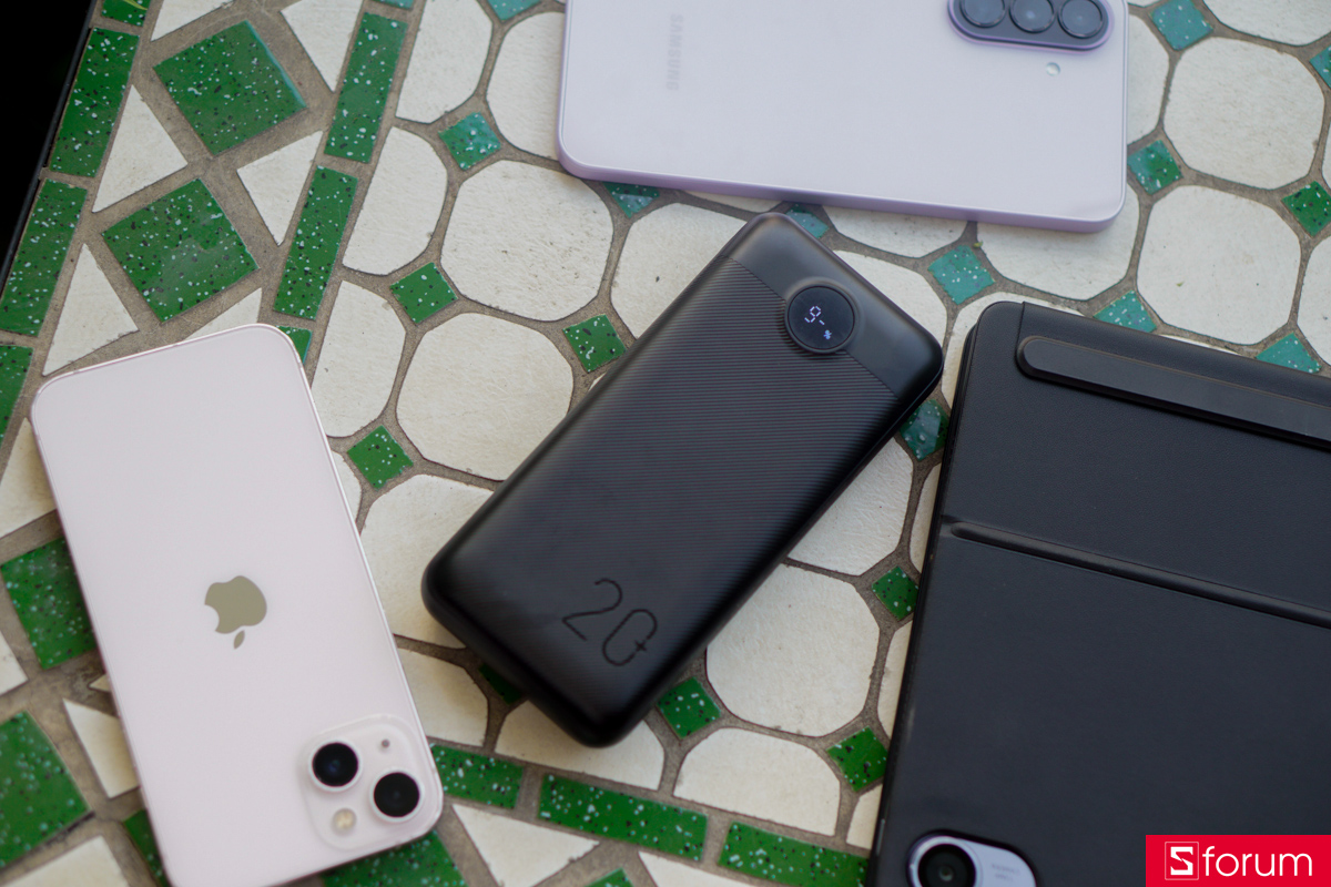 So với các sản phẩm pin dự phòng với dung lượng 20.000mAh, MoveSpeed PB07 lại cho cảm giác cực kì nặng tay