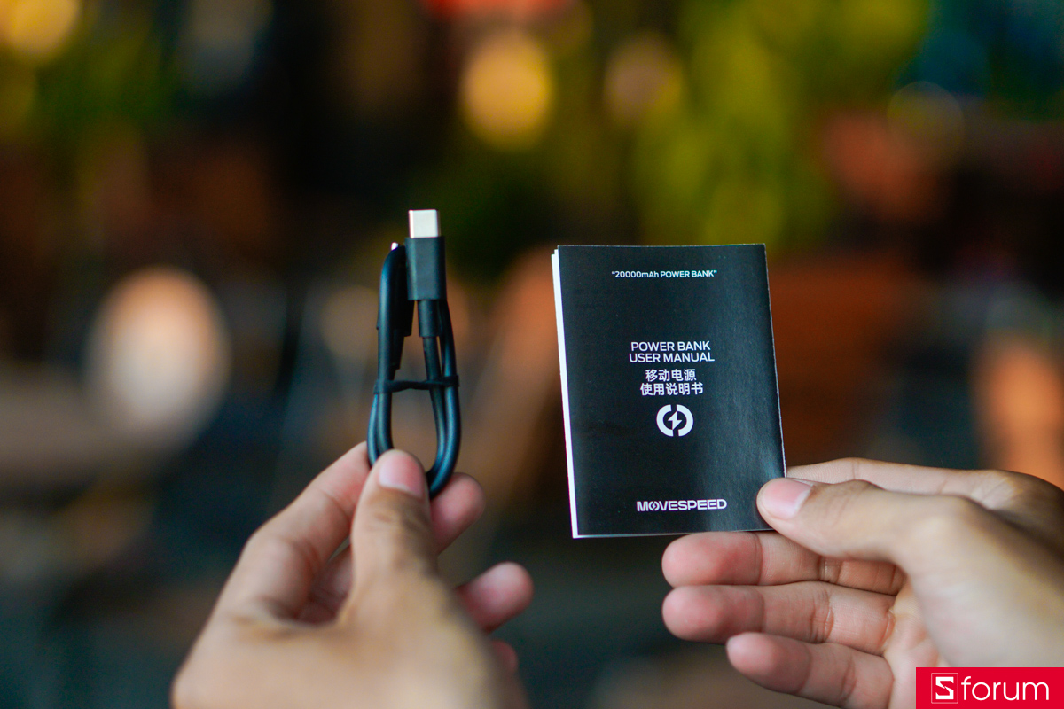 Phụ kiện đi kèm của MoveSpeed PB07 bao gồm giấy hướng dẫn sử dụng cùng một sợi cáp USB TypeC tương đối chắc chắn