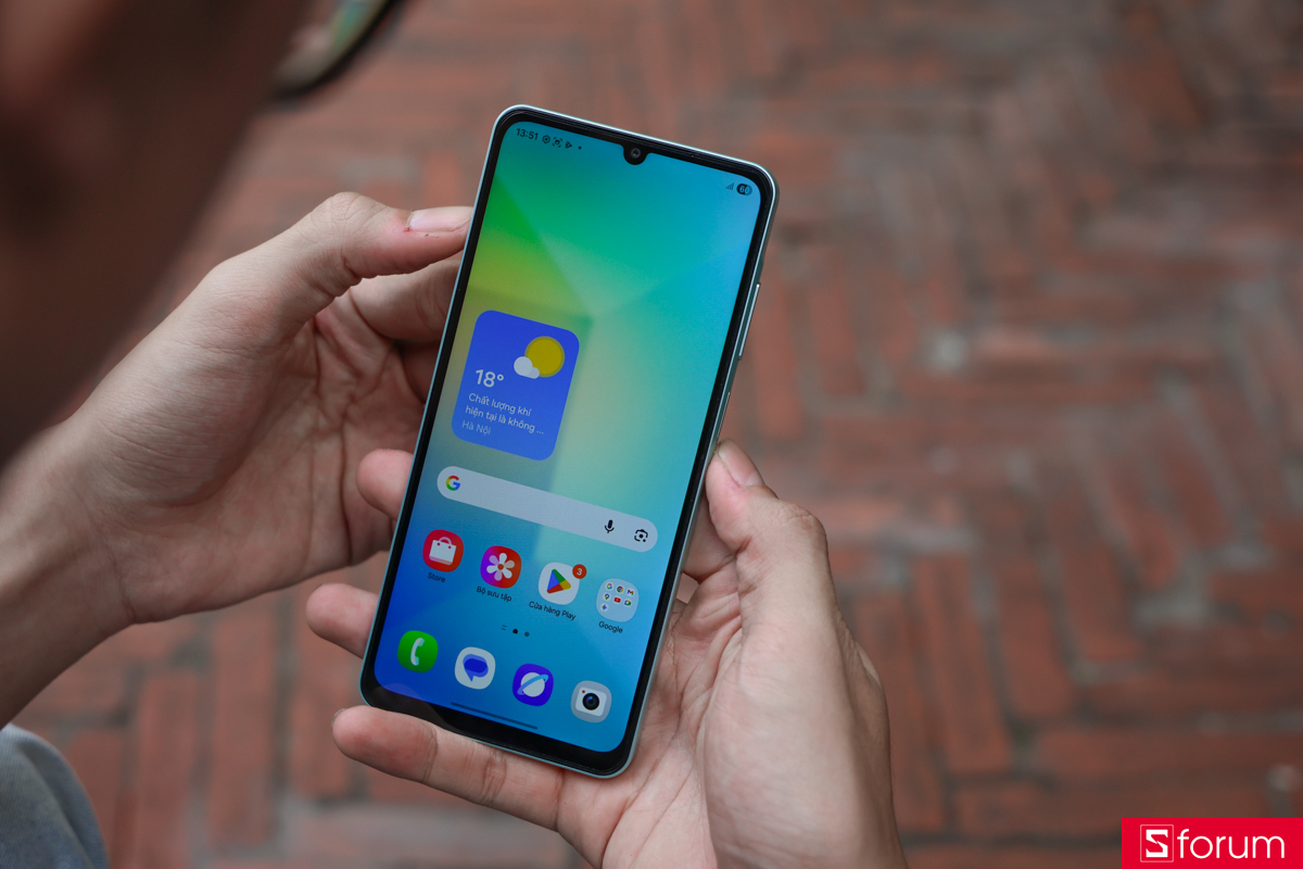 Với viền màn hình cạnh dưới tương đối dày, cho cảm giác nhìn tổng thể thiết kế màn hình của Samsung Galaxy A06 5G có phần hơi lỗi thời và chưa có sự đồng đều.