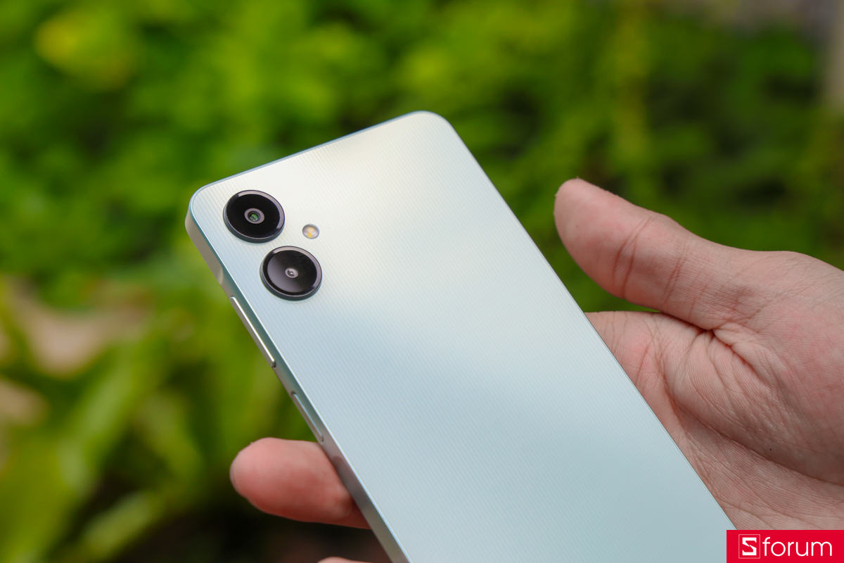 Cụm camera kép của Samsung Galaxy A06 5G được đặt dọc gọn gàng giống phong cách của các mẫu máy Samsung cao cấp hơn.