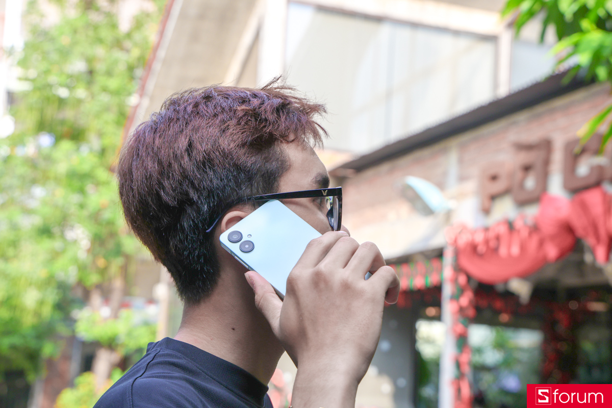 Samsung Galaxy A06 5G lại mang đến trải nghiệm cầm nắm khá tốt