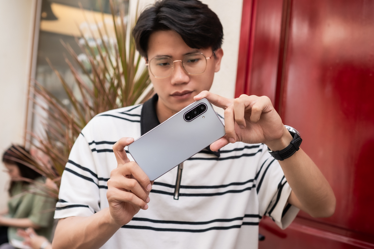 Trên tay Samsung Galaxy A17 5G: Thiết kế hơi hướng cao cấp, camera 50MP chống rung OIS, giá 6.19 triệu