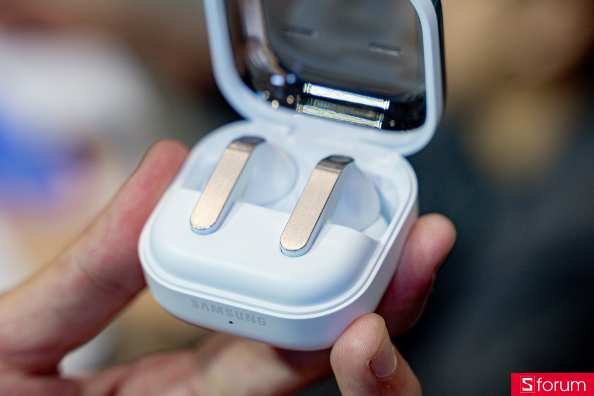 Hộp sạc của Samsung Galaxy Buds 4 Pro mang một thiết kế mới hơn so với các phiên bản tiền nhiệm