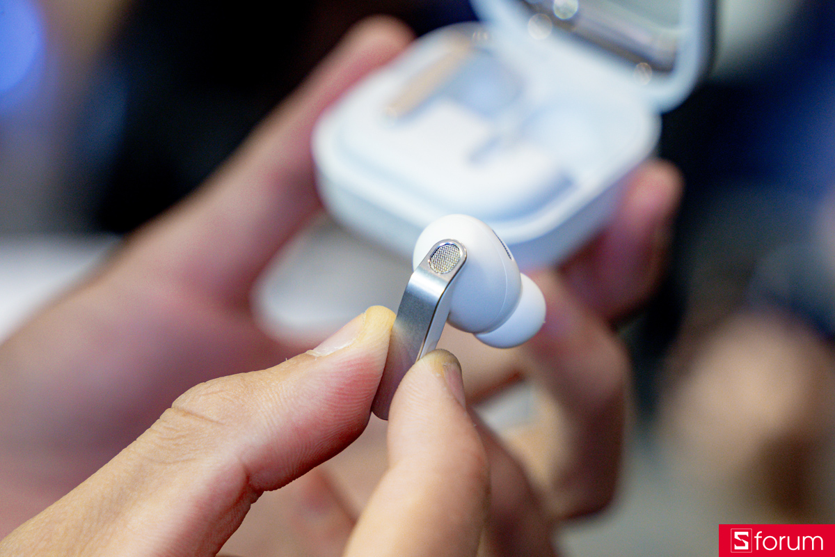 Phần thân của Samsung Galaxy Buds 4 Pro cũng có thiết kế phẳng, với một lớp kim loại phủ ngoài