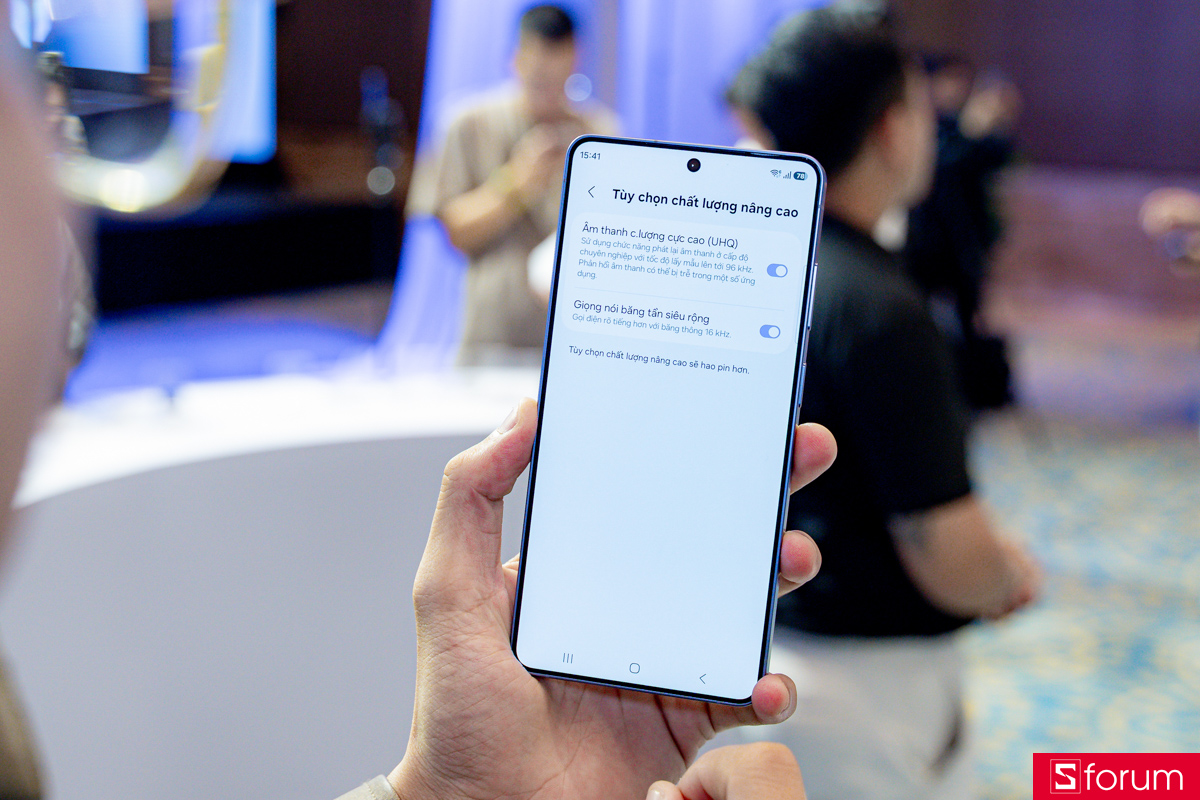 Samsung Galaxy Buds 4 Pro cũng được trang bị tính năng lọc tiếng ồn khi đàm thoại lên đến 16kHz, loại bỏ được hầu hết tiếng ồn xung quanh trong môi trường