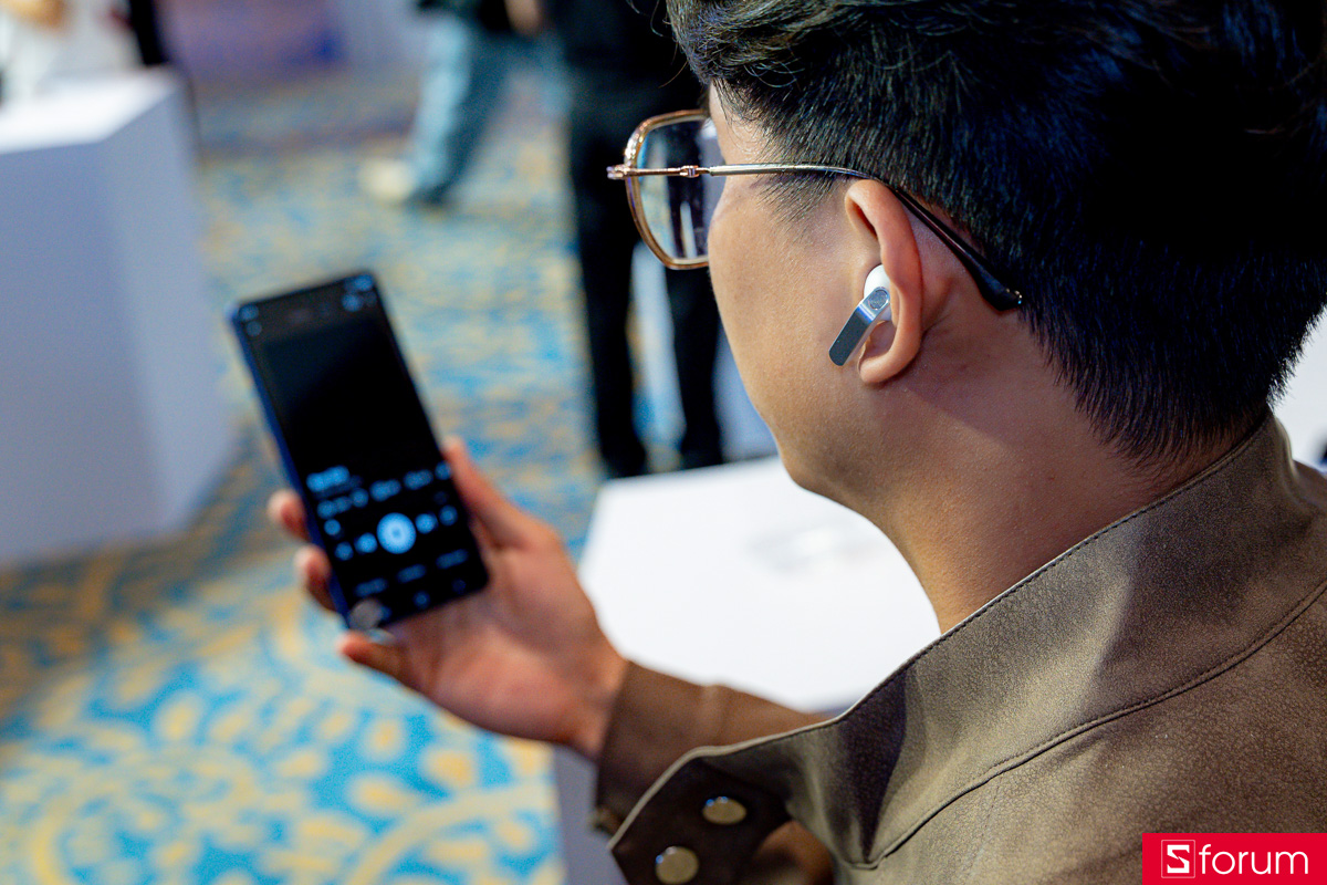 Samsung Galaxy Buds 4 Pr được trang bị tính năng tối ưu hóa âm thanh theo tai (Personalized EQ 2.0) giúp tai nghe tự động điều chỉnh dải tần phù hợp với cấu trúc và cách đeo của từng người.