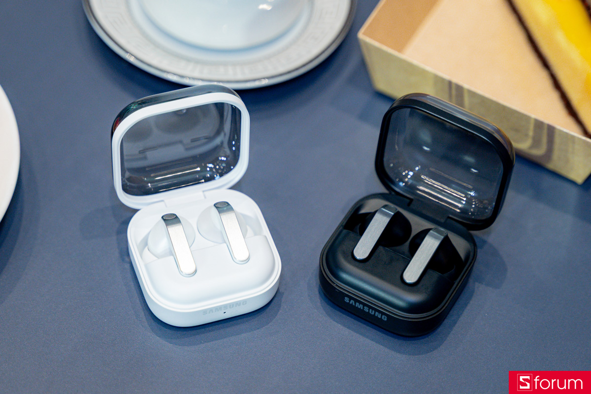 Các tính năng AI cũng không phải là ngoại lệ với Samsung Galaxy Buds 4 Pro khi sản phẩm cũng được trang bị tính năng phiên dịch trực tiếp trên tai nghe, điều hướng cử chỉ bằng đầu và đặc biệt là ra lệnh cho các trợ lý ảo