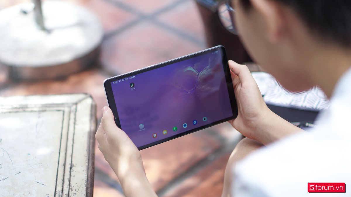 Trên tay Samsung Galaxy Tab A11 có màn hình thể hiện chất lượng chưa quá tốt.