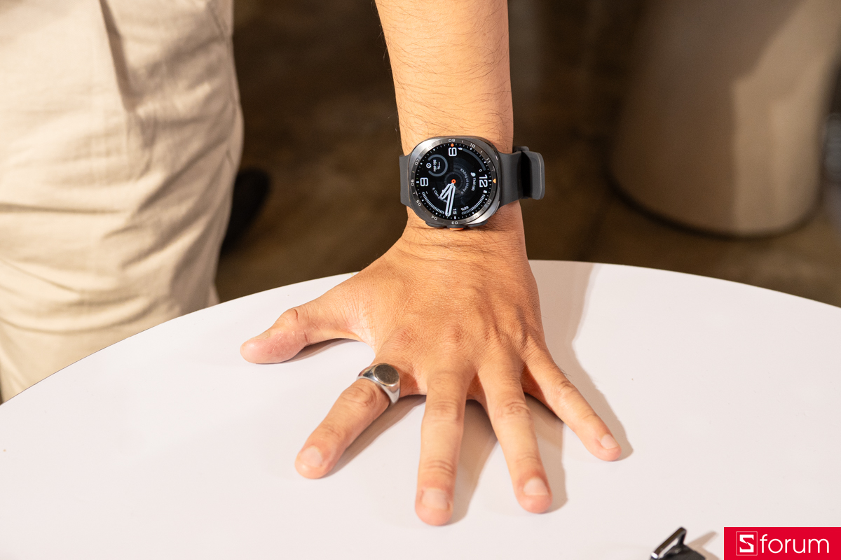 Trên tay Samsung Galaxy Watch Ultra 2: Màn hình 5,000 nits siêu sáng, pin Silicon Carbon mang tới thời lượng ấn tượng!