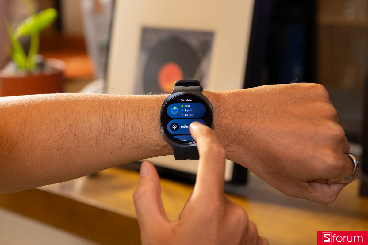 Samsung Galaxy Watch9 có sức mạnh của vi xử lý Qualcomm Snapdragon Wear Elite mạnh mẽ, hứa hẹn mang đến tốc độ xử lý tác vụ nhanh hơn, mượt mà hơn