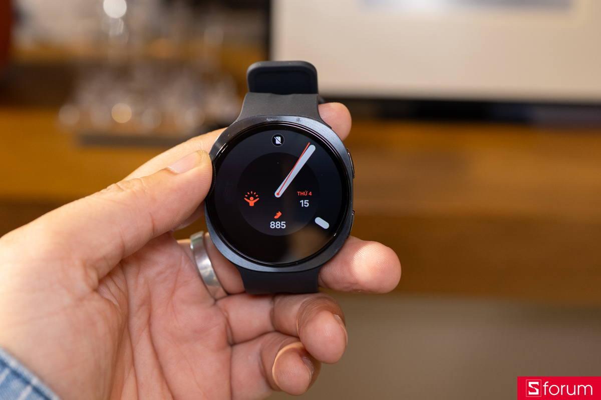 Samsung Galaxy Watch9 vẫn giữ nguyên hầu hết những gì vốn đã rất tốt của Samsung Galaxy Watch8 với tấm nền AMOLED tươi sáng