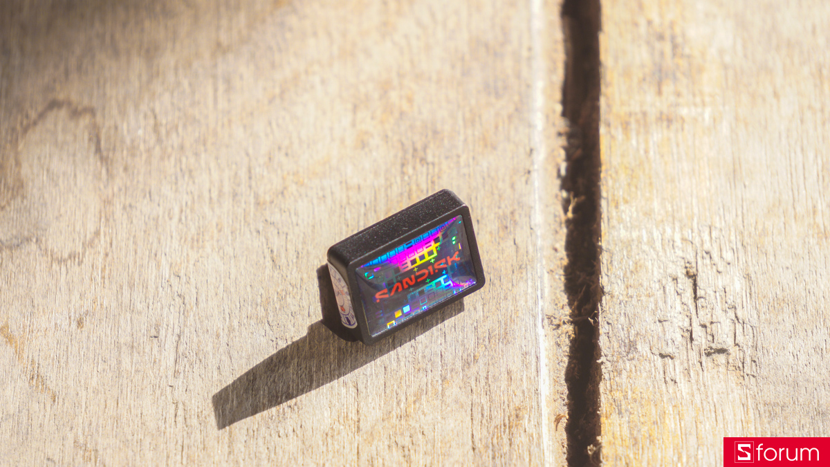 SanDisk Extreme Fit CZ530 gây ấn tượng với kích thước cực kỳ nhỏ nhẹ, gần như ẩn ngay trong cổng USB-C khi cắm vào mà không chiếm quá nhiều diện tích như những ổ cứng phải cắm dây khác