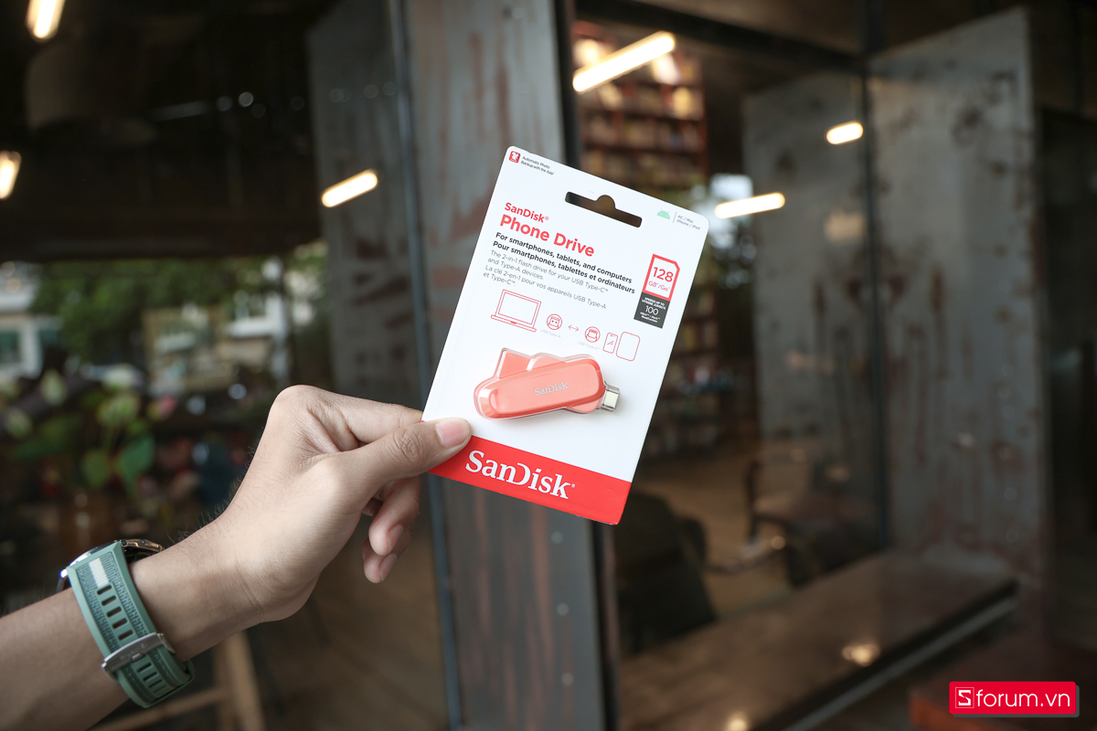 Sandisk Phone Drive USB 3.2 Gen 1 được đóng gói khá đơn giản, với sản phẩm lộ hẳn ra ngoài