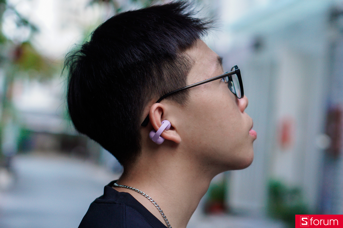 Cảm giác đeo của Sony LinkBuds Clip cực kì thoải mái, không bị ôm quá sát gây áp lực lên viền tai