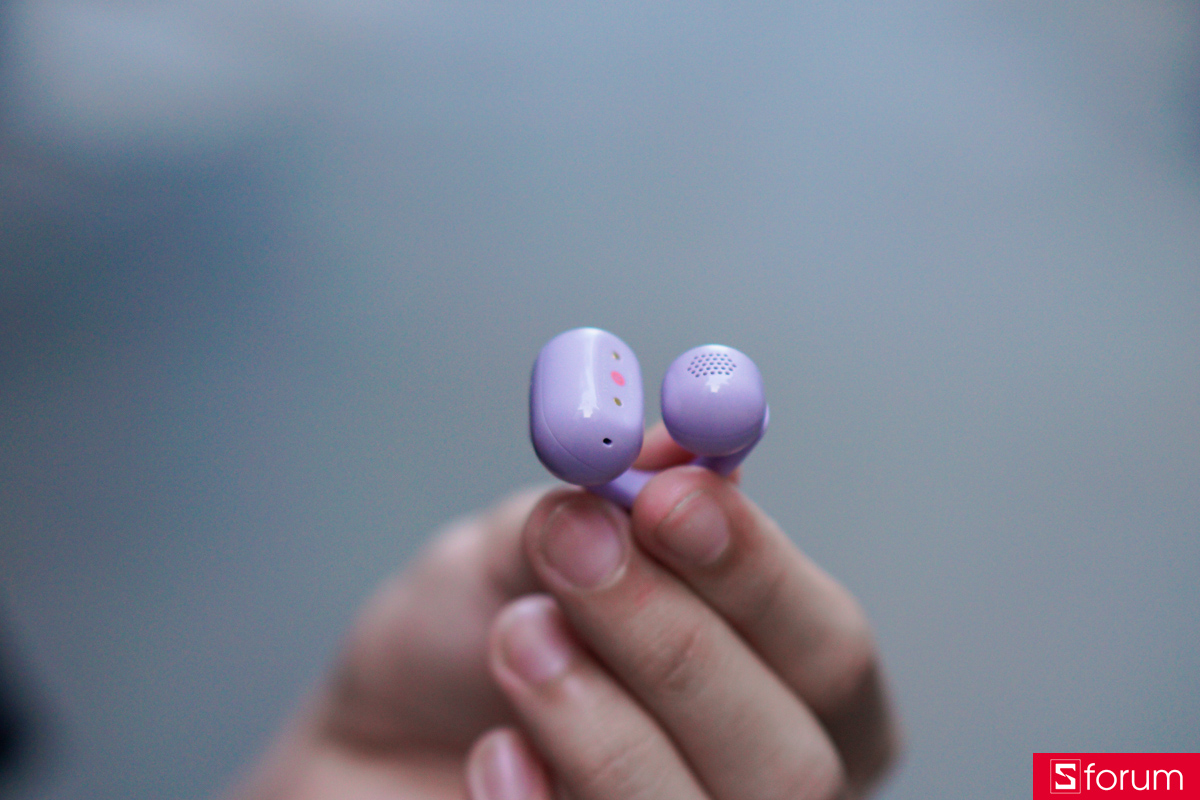 Sony LinkBuds Clip mang trong mình thiết kế C-bridge tiêu chuẩn, phần khung tai nghe ôm trọn viền tai bên ngoài để cố định tai nghe