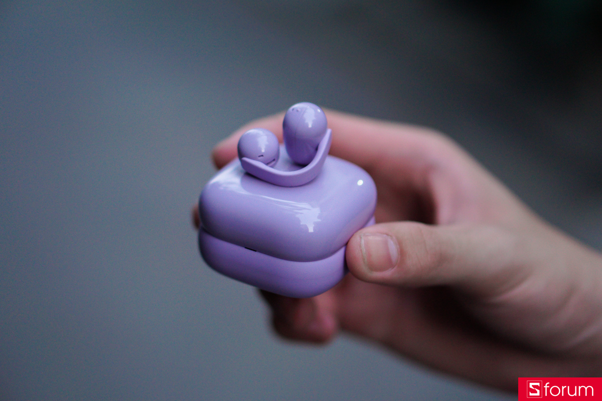 Sony LinkBuds Clip có phần nắp được hoàn thiện bằng nhựa bóng, còn phần thân và bên trong hộp sạc được hoàn thiện phủ nhám